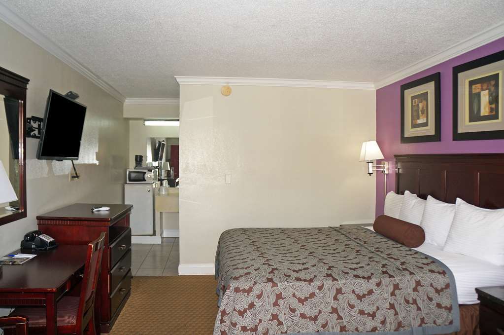 Dream Inn Fresno Room photo