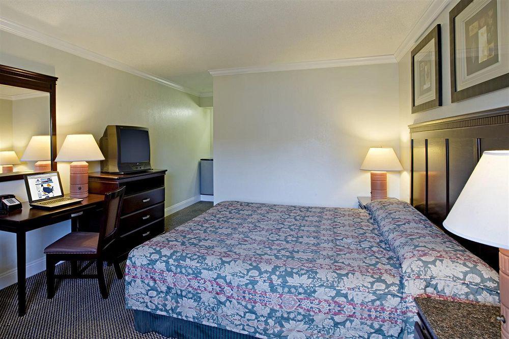 Dream Inn Fresno Room photo